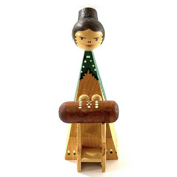 Hand Carved Wooden Woman at Spinning Wheel Folk Art Scandinavian Erzgebirge - Picture 1 of 5